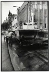 404583 Afbeelding van het asfalteren van de Nobelstraat te Utrecht, met een asfalteermachine van de Koninklijke ...